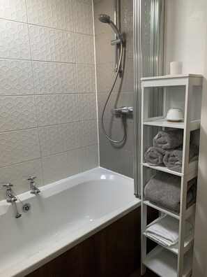 Combined shower/tub, hair dryer, towels, soap - Romantic luxury country cottage w/ hot tub (Matlock)