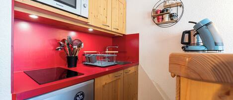 Frigorífico, microondas, horno y placa de cocina