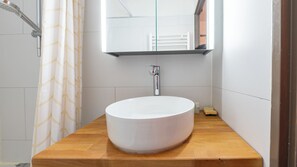 Baignoire, séchoir à cheveux