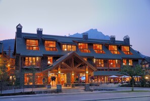 Exterior - Rustic & Cozy Getaway |Amazing Cave-inspired +Pool (Banff)