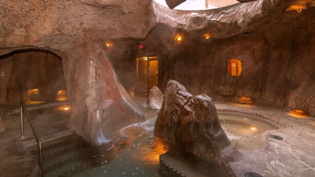 Spa - Rockies Room with Access to Grotto Hot Pools! (Banff)
