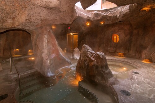 Rockies Room with Access to Grotto Hot Pools!