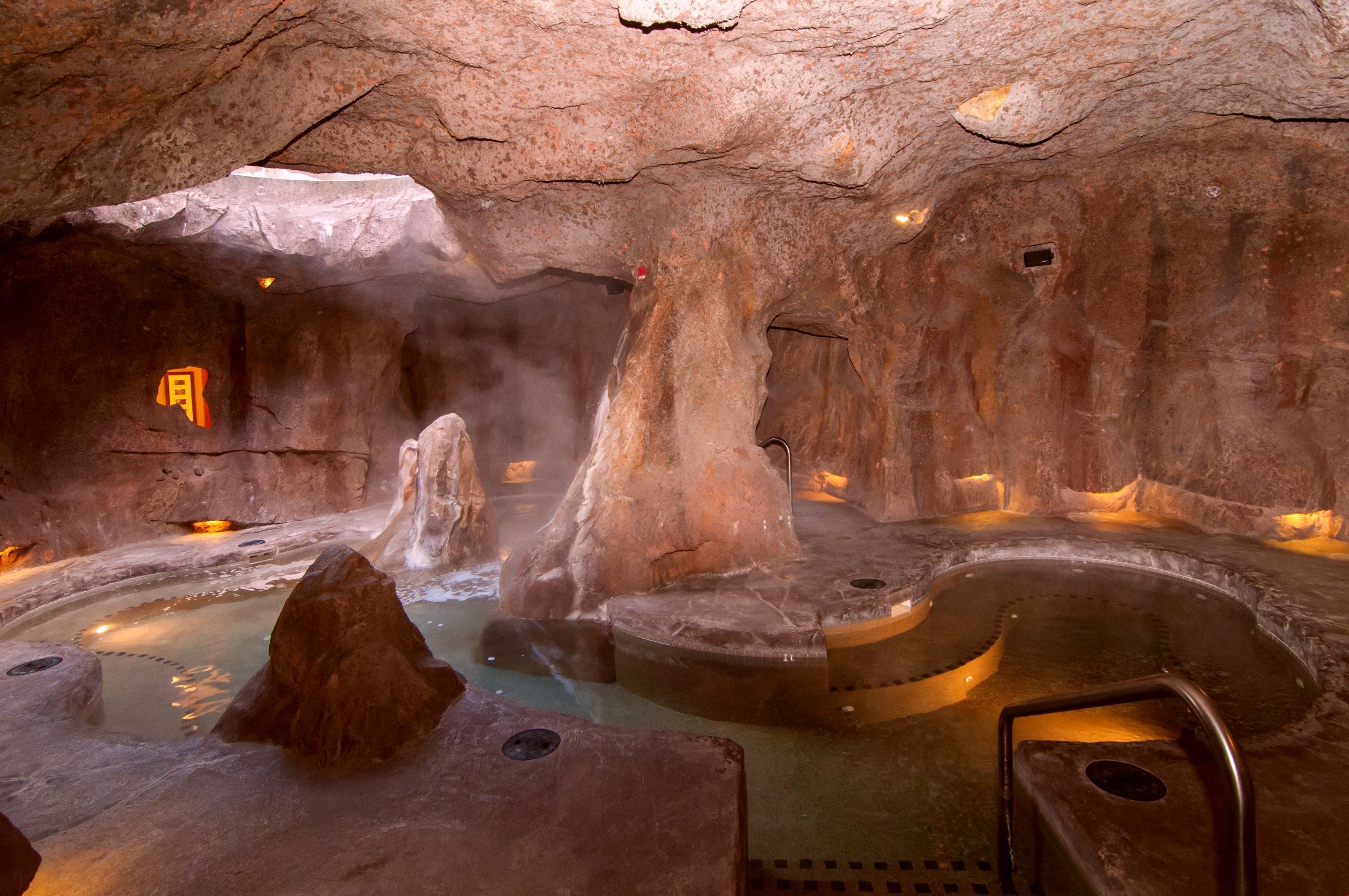 Ein Thermalbad mit natürlichen Felsformationen und einem kleinen Becken.