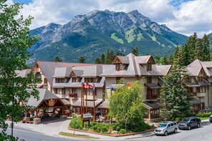 Exterior - Minutes to Downtown with onsite Spa & Restaurant (Banff)