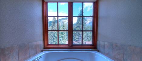 吹风机、毛巾、肥皂、卫生纸