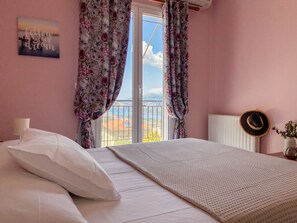 3 bedrooms, iron/ironing board, free cots/infant beds, travel cot - Fotis Apartment (Kefalonia)
