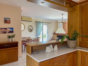 Family Apartment | Private kitchen | Full-size fridge, oven, stovetop, coffee/tea maker - Fotis Apartment (Kefalonia)