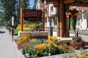 Property grounds - Comfortable Superior Room with Flat-Screen TV (Banff)