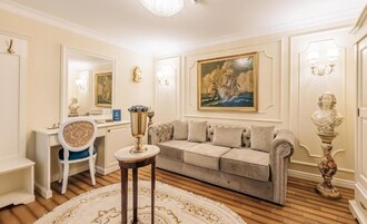 Apartamento básico | Área de estar | TV de tela plana