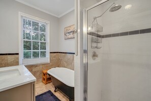 Duschwanne, Haartrockner, Handtücher