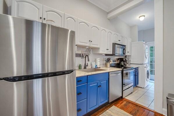 Refrigerador, microondas, horno y parrilla de estufa 