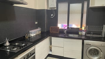 Jääkaappi, uuni, ruokailupöytä