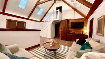 TV connectée, lecteur de DVD, livres, vidéothèque