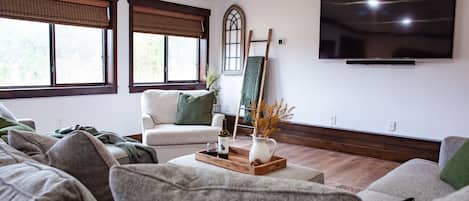 Smart-tv, dvd-spelare, böcker och ett filmbibliotek