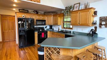 CafetiĂšre/bouilloire, batterie de cuisine, vaisselle et ustensiles