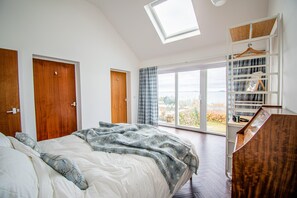 4 bedrooms, WiFi - A Family + Friends size house with 180 degree sea and mountain views. (Harlech)