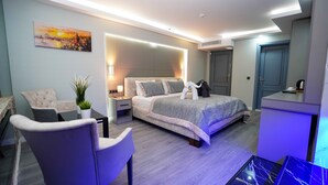 Rom – premium | Sengetøy av topp kvalitet, memory foam-senger, minibar og skrivebord