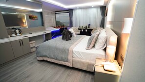 Premium-Zimmer | Hochwertige Bettwaren, Betten mit Memory-Foam-Matratzen, Minibar
