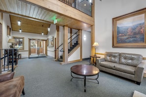 Smart TV, fireplace - Comfy, Ski-In Condo with Free WiFi & Shared Hot Tub and Sauna - Walk to town (Breckenridge)