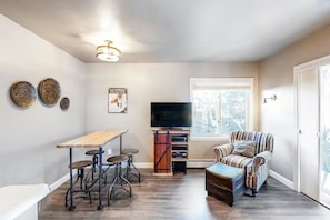 Smart TV, fireplace - Comfy, Ski-In Condo with Free WiFi & Shared Hot Tub and Sauna - Walk to town (Breckenridge)