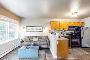 冷蔵庫、電子レンジ、オーブン、コンロ