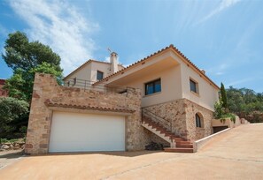 Exterior - Holiday Home 'Perfect Villa with private pool' with Mountain View & Wi-Fi (Begur)