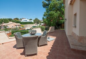 Outdoor dining - Holiday Home 'Perfect Villa with private pool' with Mountain View & Wi-Fi (Begur)