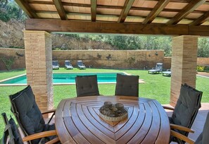 Outdoor dining - Holiday Home 'Perfect Villa with private pool' with Mountain View & Wi-Fi (Begur)