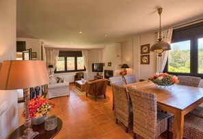 Télévision, lecteur de DVD, chaîne hi-fi