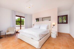 3 slaapkamers, een strijkplank/strijkijzer, gratis wifi, beddengoed