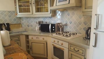 Réfrigérateur, micro-ondes, four, plaque de cuisson