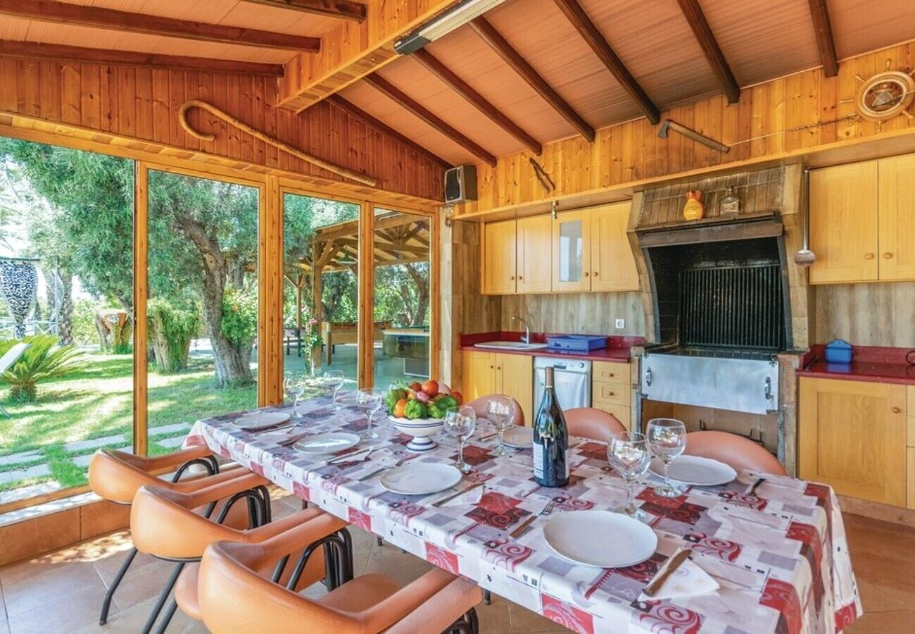 屋外ダイニングエリア