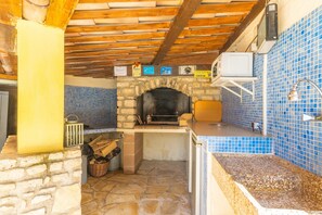 Réfrigérateur, four à micro-ondes, un four, lave-vaisselle