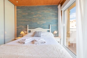 3 slaapkamers, een strijkplank/strijkijzer, gratis wifi, beddengoed