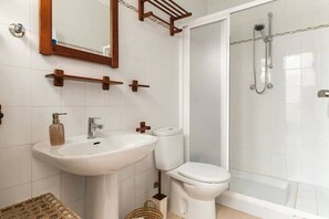 Bañera, secador de pelo, toallas