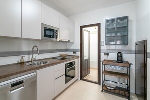 Fridge, microwave, oven, stovetop - Holiday Home 'Aldea Blanca Santa Pola' close to the Beach with Wi-Fi (Santa pola)