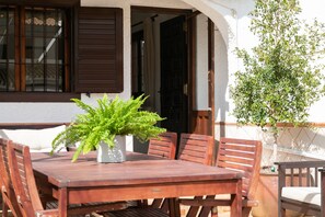 Outdoor dining - Holiday Home 'Aldea Blanca Santa Pola' close to the Beach with Wi-Fi (Santa pola)