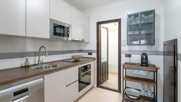 Jääkaappi, mikroaaltouuni, uuni, liesi