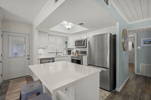 Fridge, microwave, oven, stovetop - Island House Beach Resort V40A (Siesta Key)