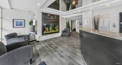 1BD+Den condo, with free parking in Downtown!