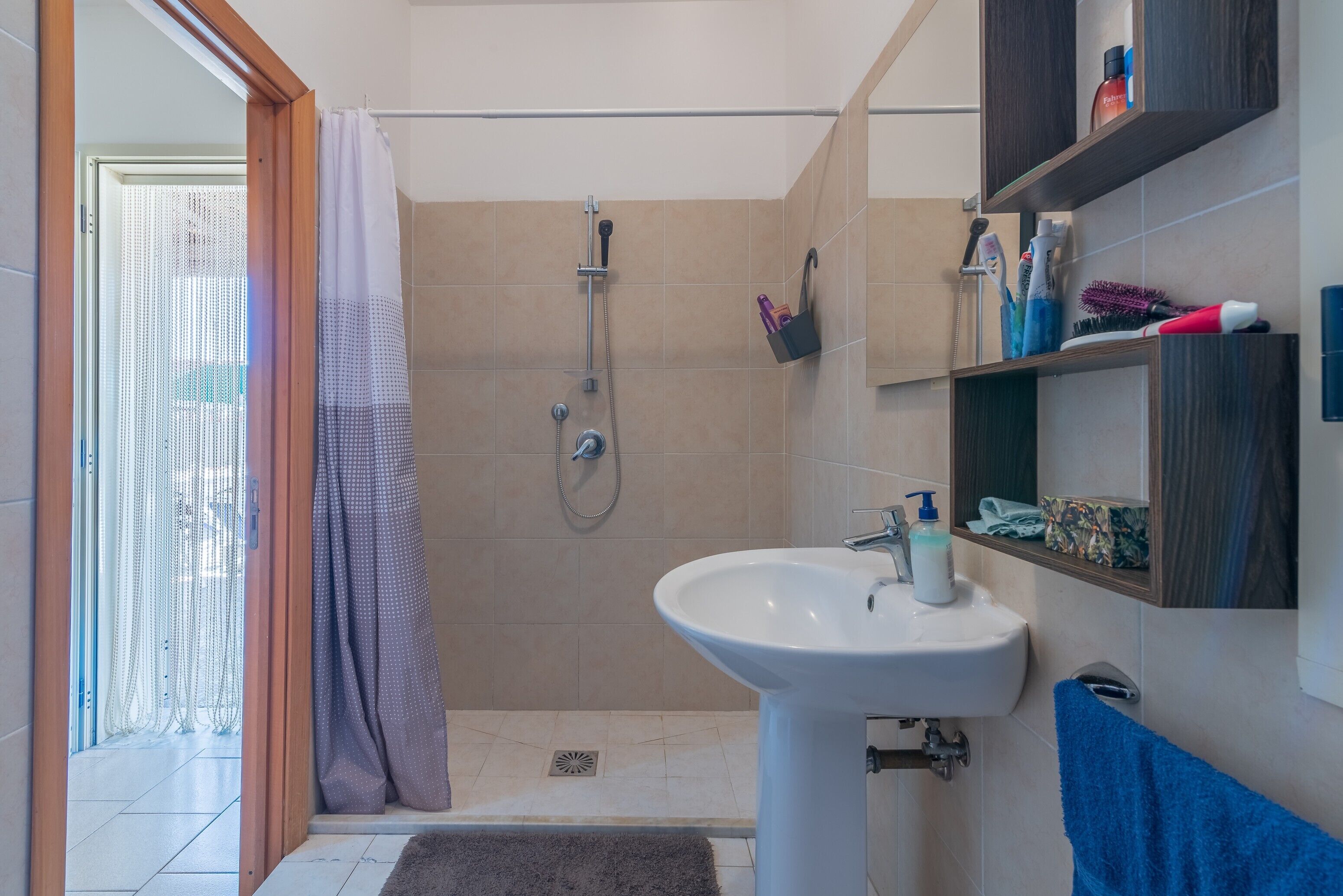 Dusch, gratis toalettartiklar, hårtork och handdukar