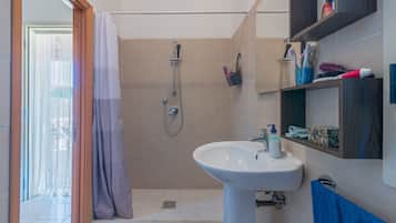 Dusch, gratis toalettartiklar, hårtork och handdukar