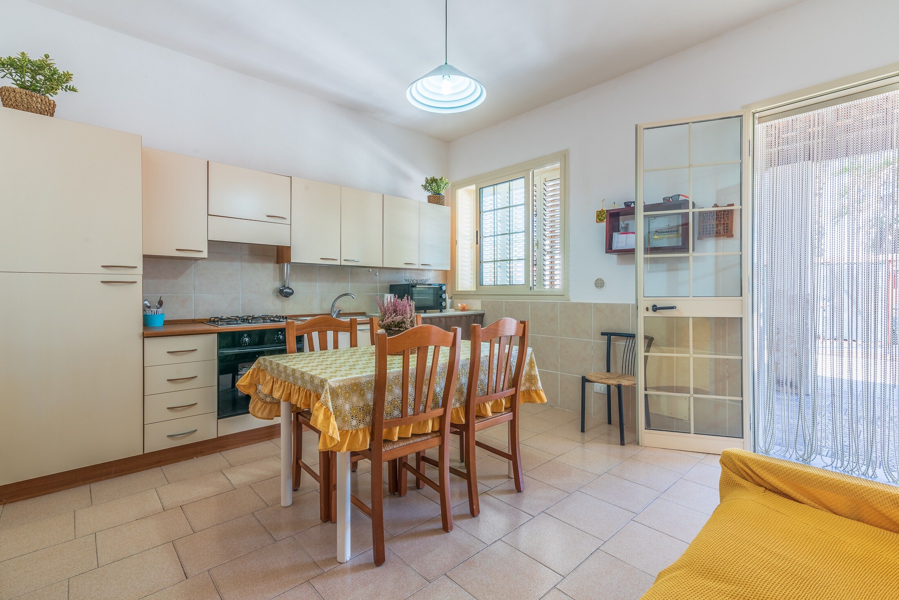 Fridge, oven, stovetop, coffee/tea maker
