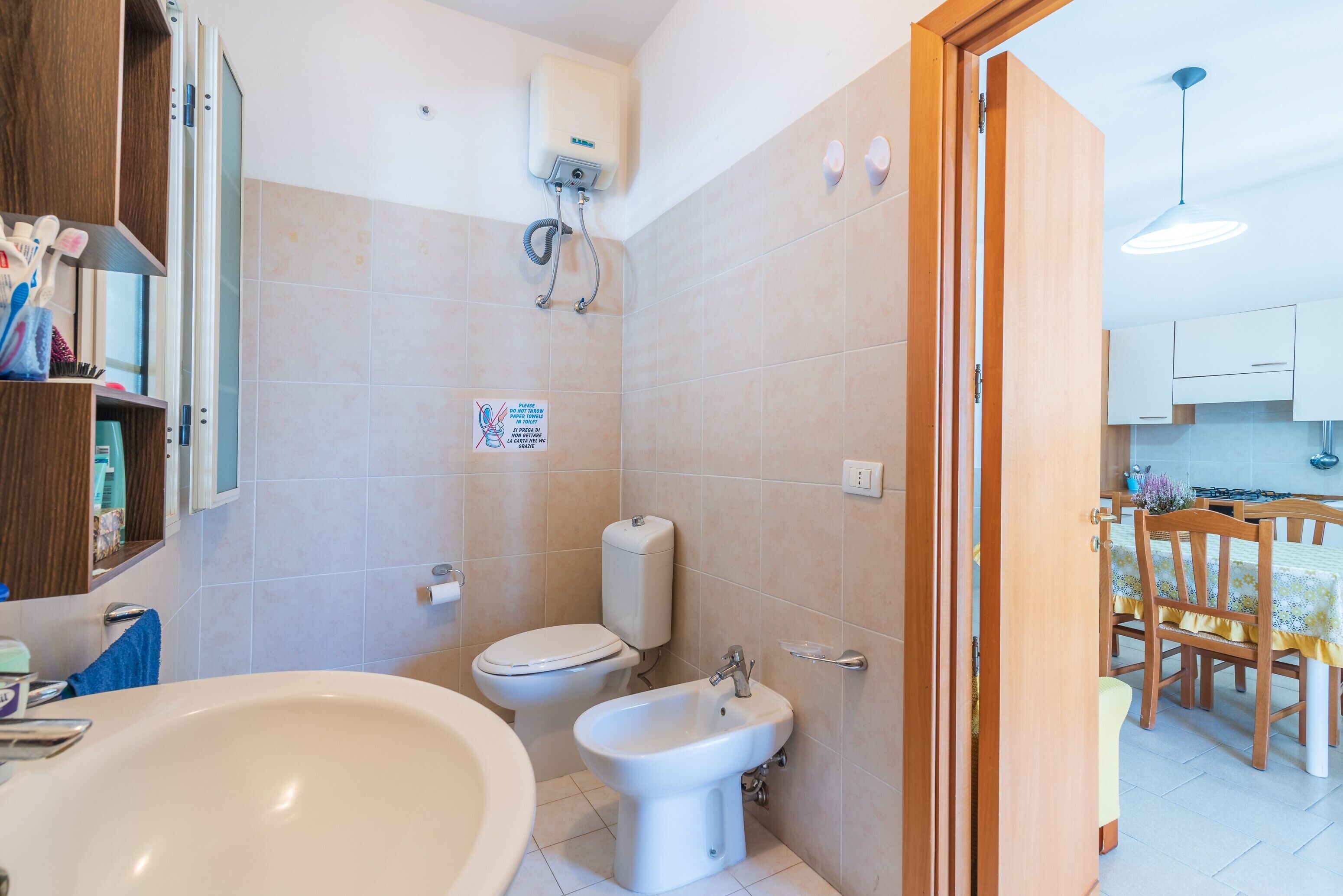 Douche, articles de toilette gratuits, sèche-cheveux