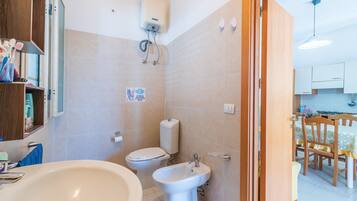 Douche, articles de toilette gratuits, sĂšche-cheveux