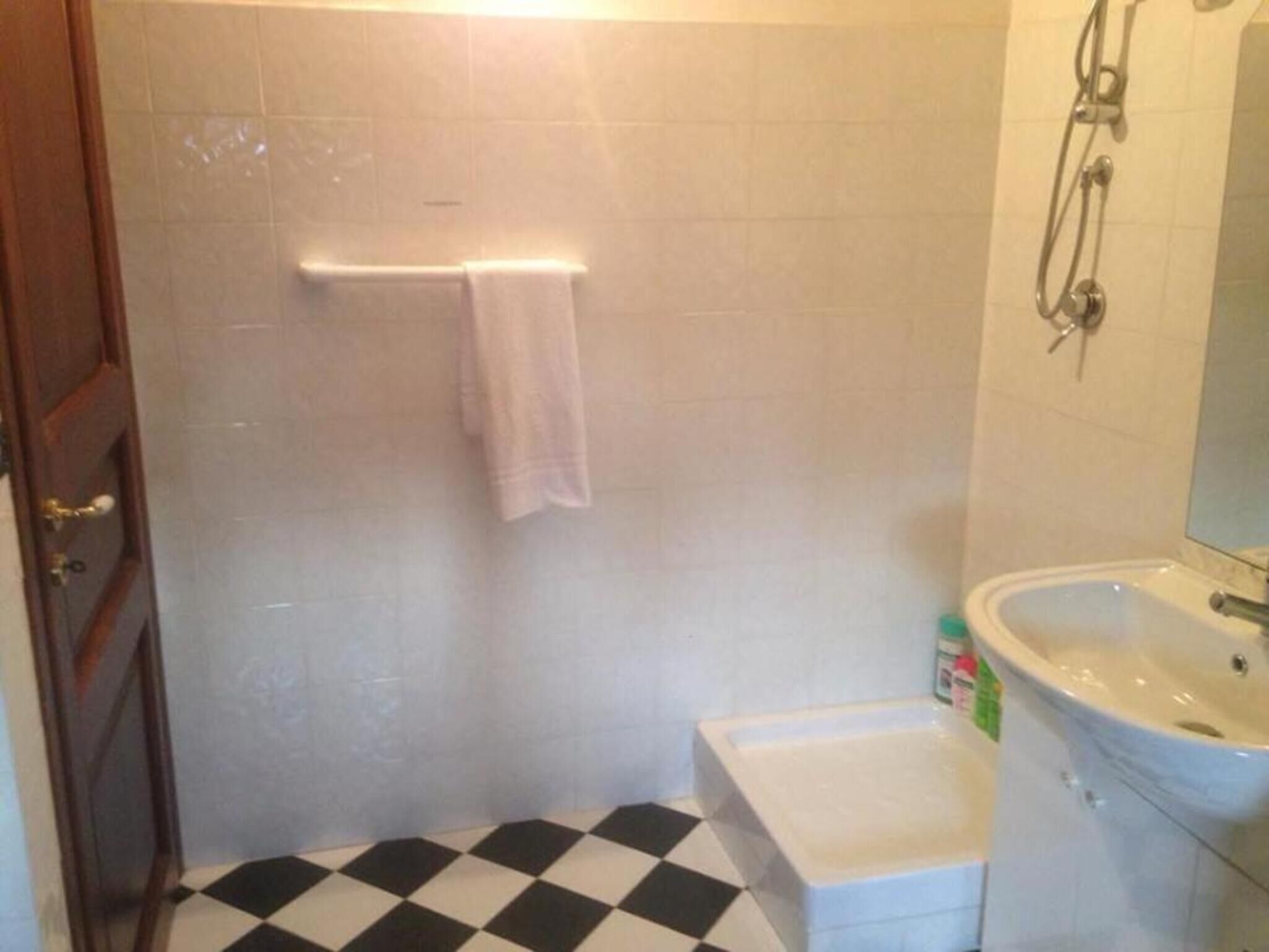 Douche, sèche-cheveux, serviettes fournies