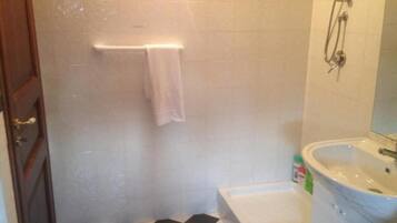 Douche, sĂšche-cheveux, serviettes fournies