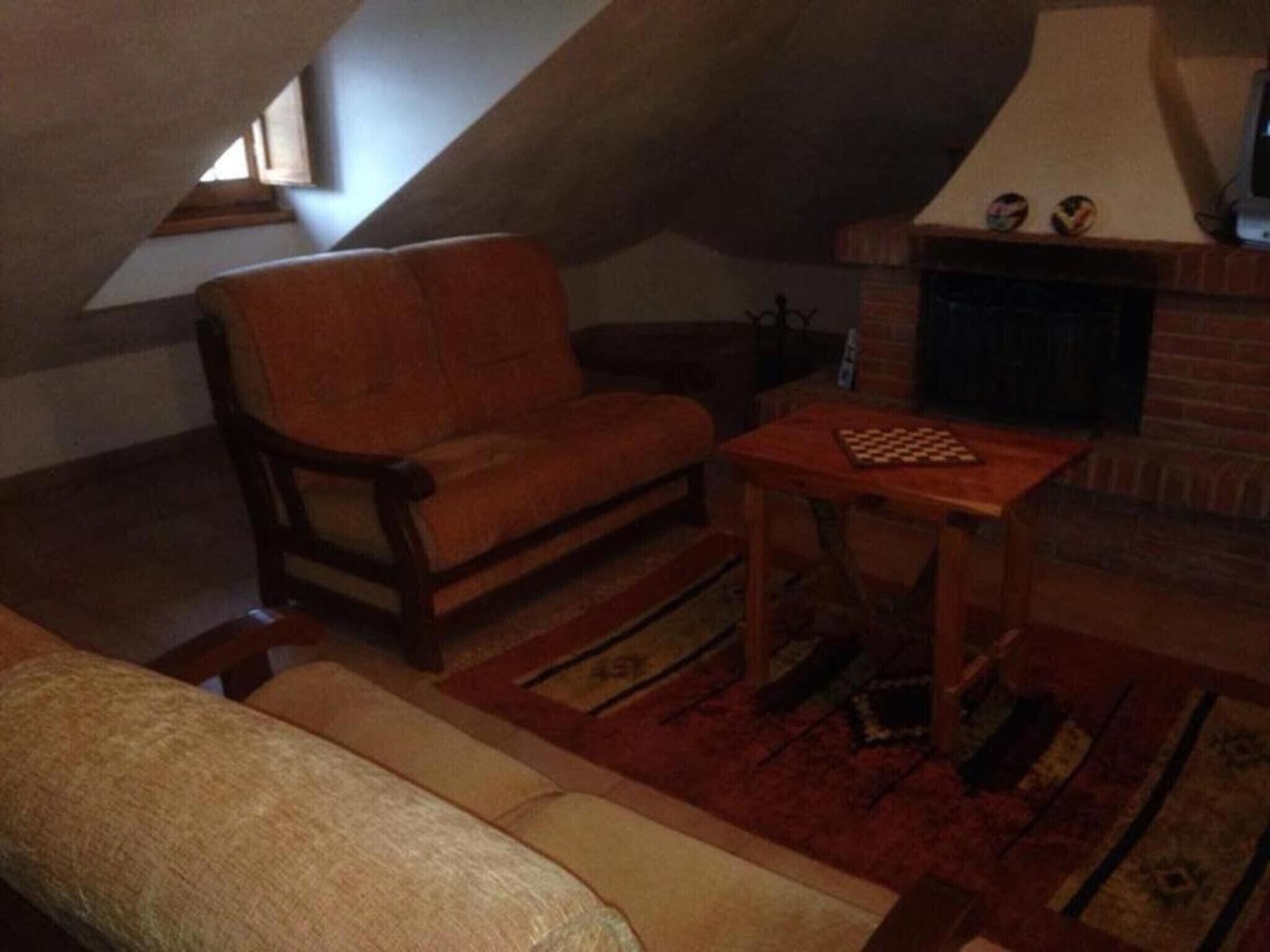 Télévision, cheminée, chaîne hi-fi