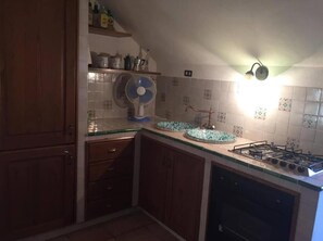 Fridge, microwave, oven, stovetop - Apartment 'Residence Lithos' with Mountain View, Garden and Wi-Fi (Petralia Soprana)