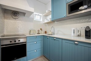 Kühlschrank, Mikrowelle, Ofen, Herdplatte